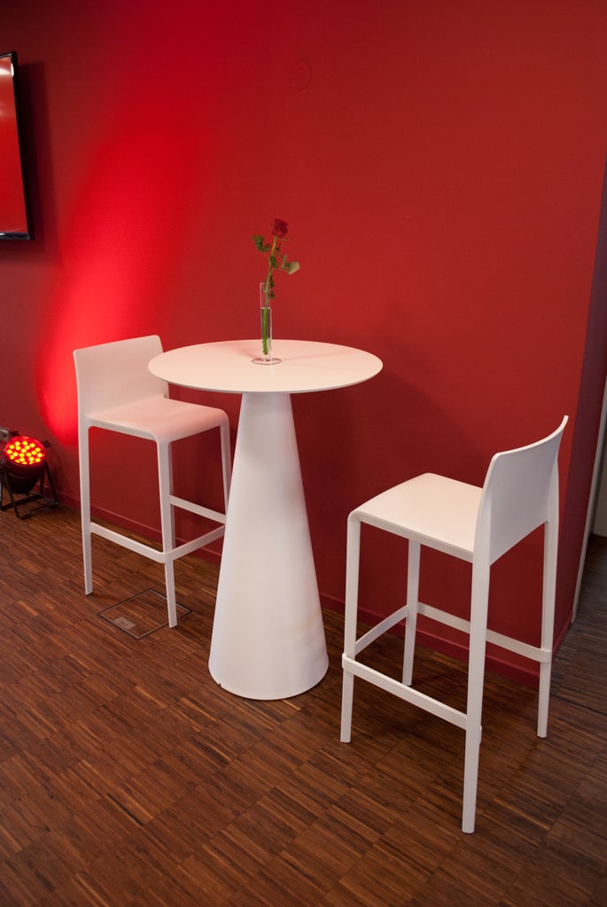 Stehtisch IKON weiß rund mieten – schlichter Stehtisch In- und Outdoor – 4