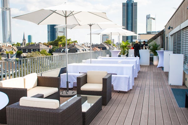 Sonnenschirm MAY weiß Ø 300 cm mieten – Marktschirm inkl. Standfuß – 2