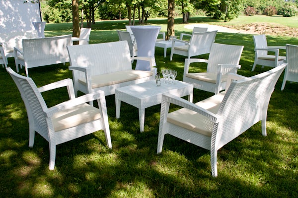 Rattan Loungetisch EDEN T weiß mieten – Outdoor-Couchtisch aus Polyrattan – 2