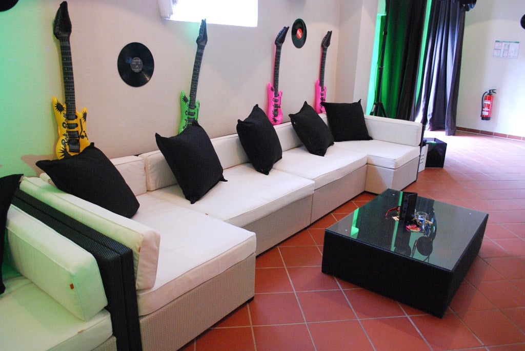 Polyrattan Loungetisch FREIRAUM mieten – Lounge-Insel & Tisch, inkl. Kissen – 3