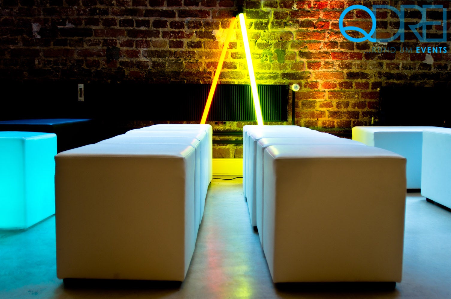 Sitzwürfel QUBO XL weiß mieten – Loungehocker aus Kunstleder – 4