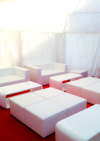 Sitzwürfel QUBE ISLAND weiß mieten – Loungeinsel aus Kunstleder – 3