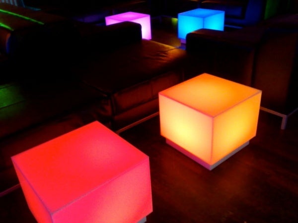 LED Loungetisch CUBIT mieten – Akku-Couchtisch, leuchtend in allen Farben – 4