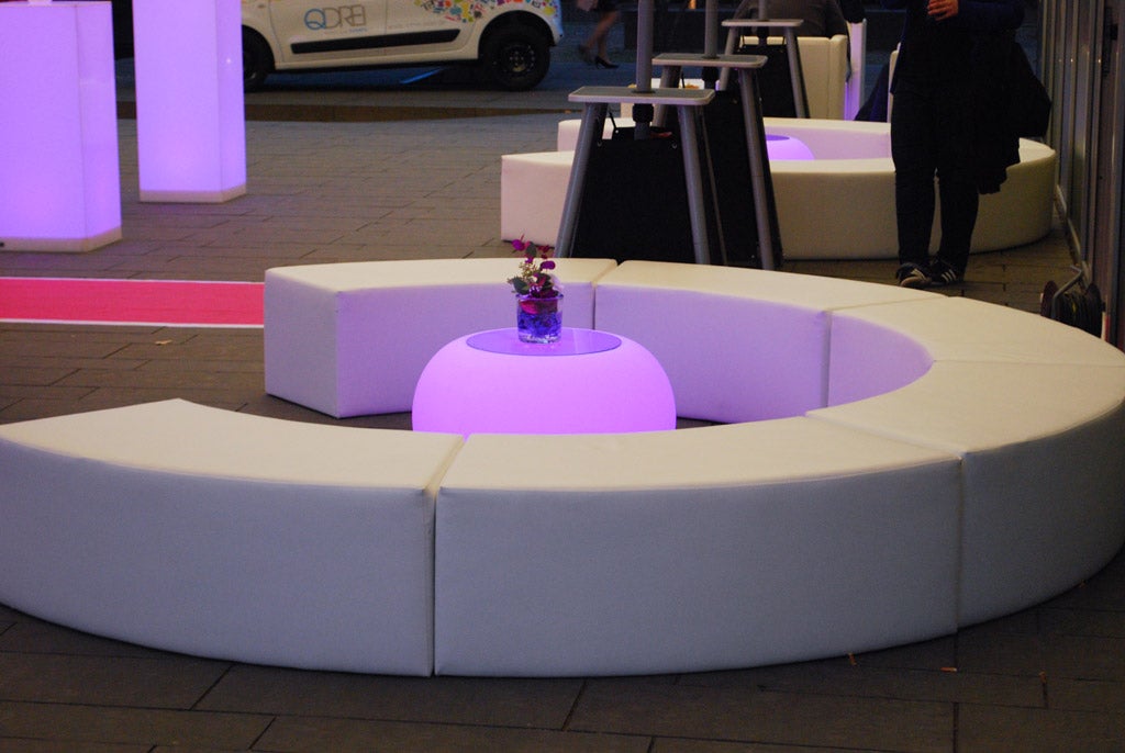 LED Loungetisch BUBBLE mieten – runder Akku-Couchtisch mit Glasplatte – 2