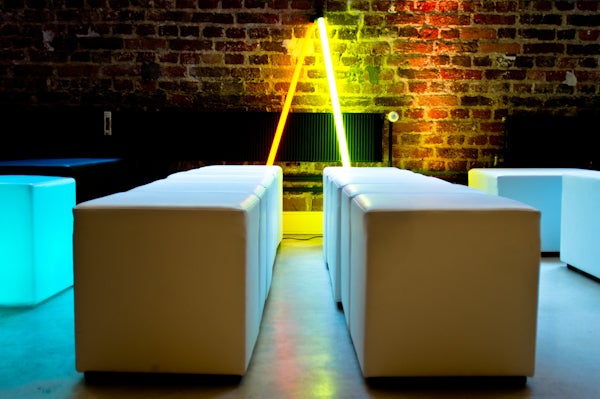 Sitzwürfel QUBE ISLAND weiß mieten – Loungeinsel aus Kunstleder – 2