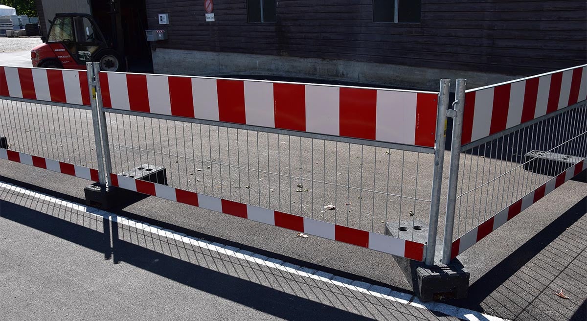 Absperrgitter mieten – Schrankenzaun, Drängelgitter & Baugitter