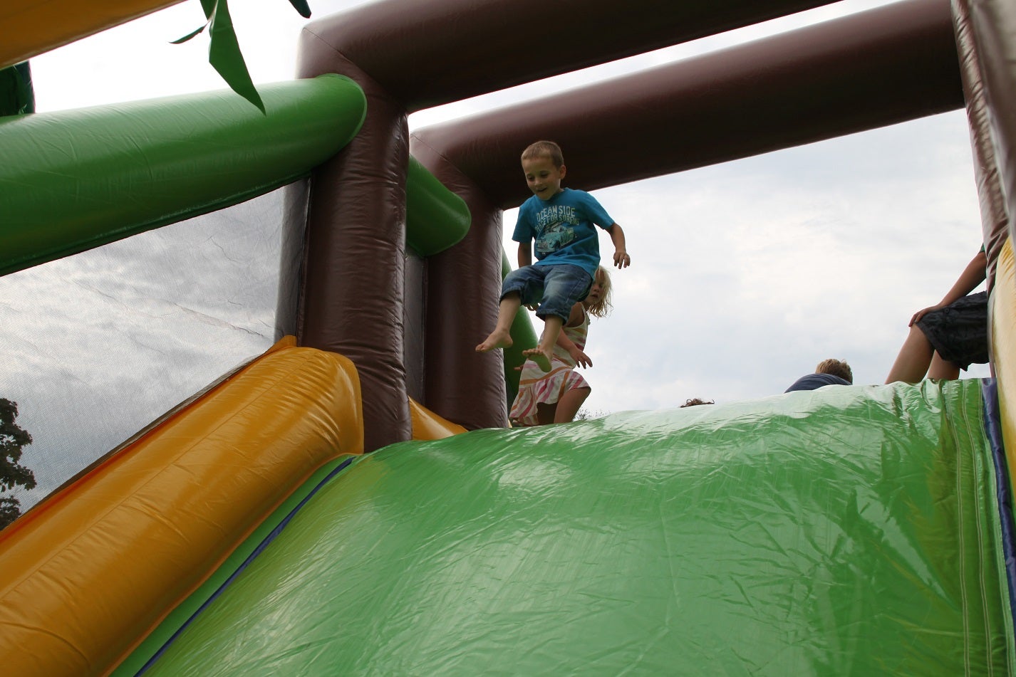 Hüpfburg Dschungelpfad mieten ~ Multiplay-Hindernisparcours für bis zu 30 Kinder – 3
