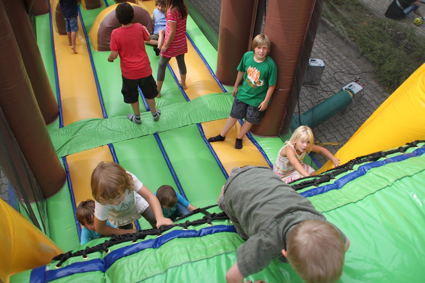 Hüpfburg Dschungelpfad mieten ~ Multiplay-Hindernisparcours für bis zu 30 Kinder – 4