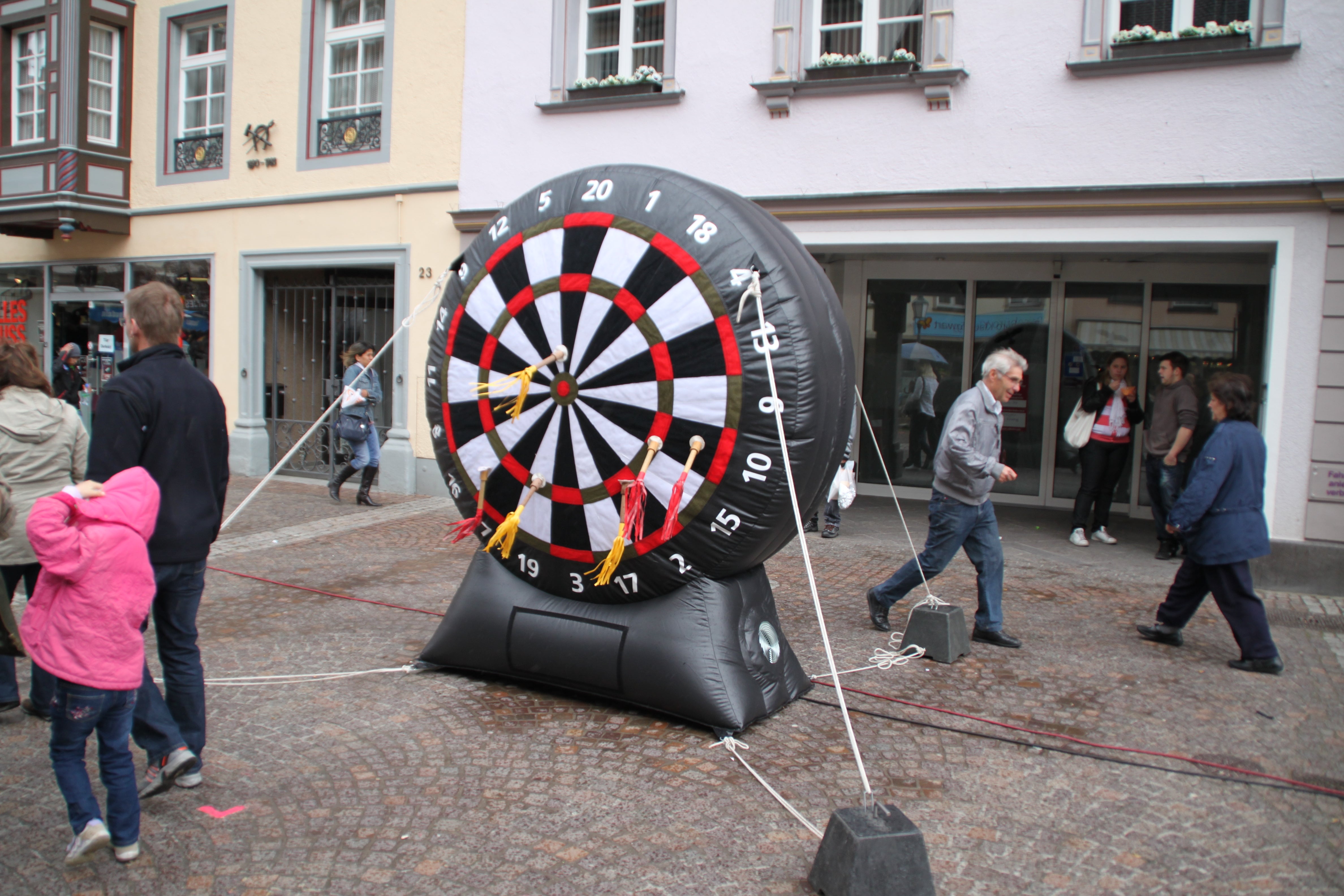 XXL Dartscheibe mieten ~ aufblasbares Riesendart (2,5 m) ~ Dartspiel für jedes Event – 4