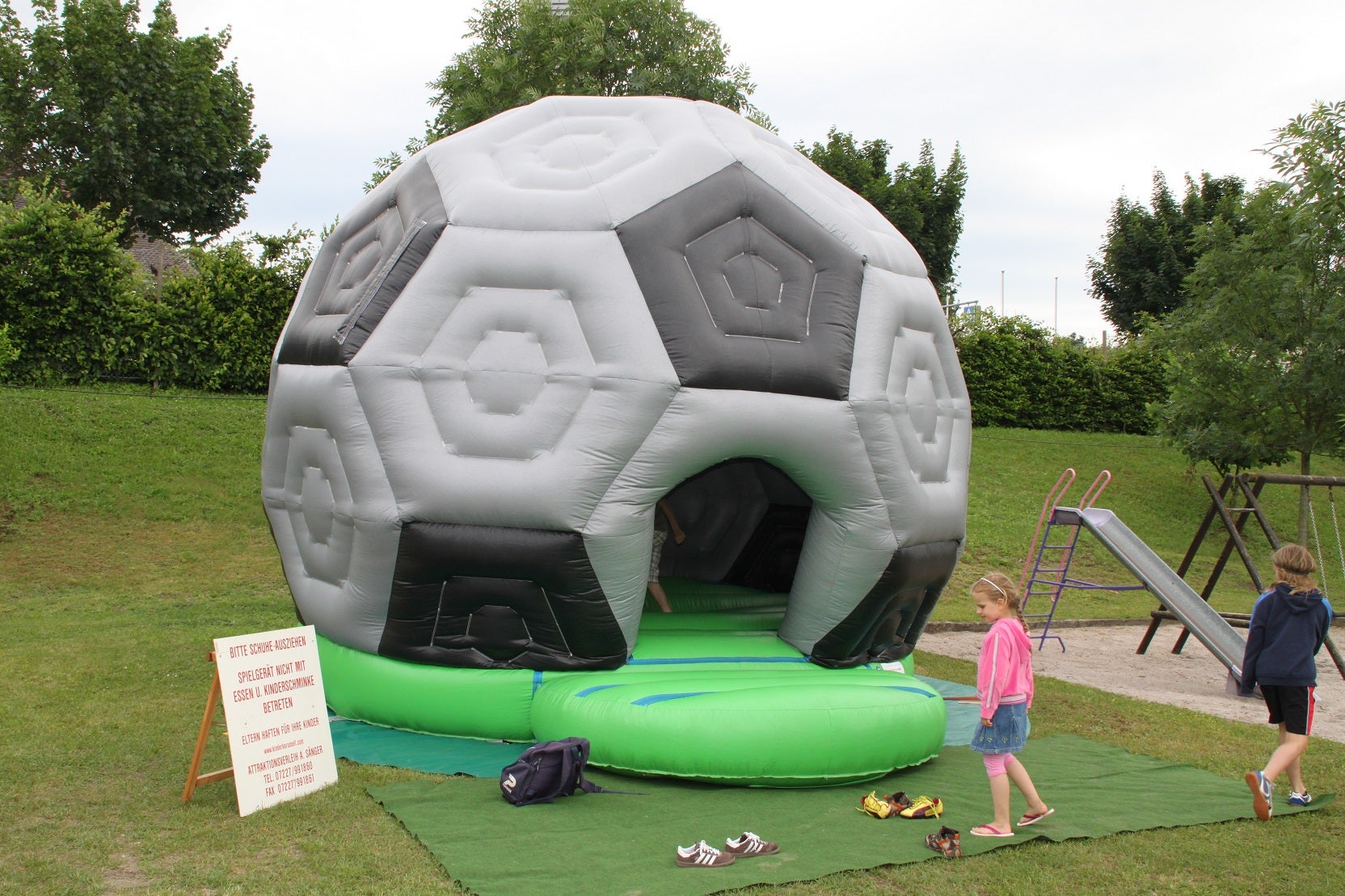 Hüpfburg Fußball mieten ~ Springburg (6 m Ø) für fußballbegeisterte Kinder
