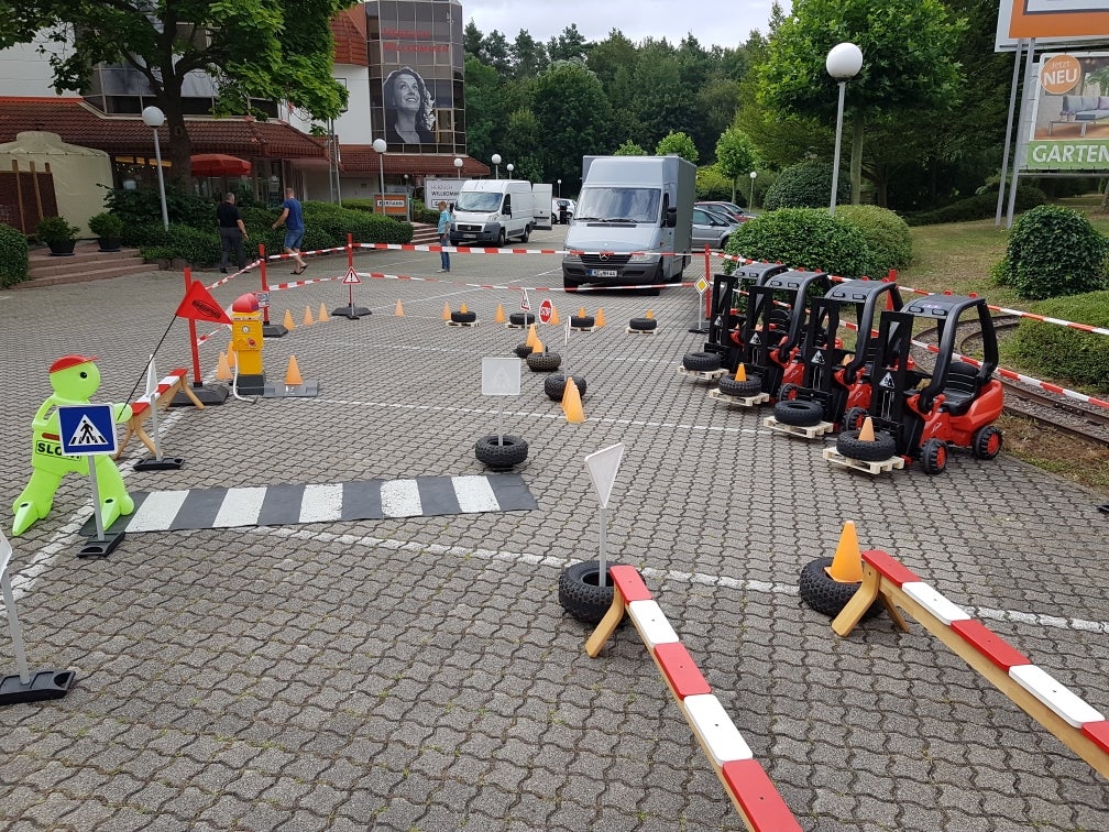 Gabelstapler-Parcours mieten ~ 3 Kinder-Gabelstapler mit Absperrung & Pylonen – 3