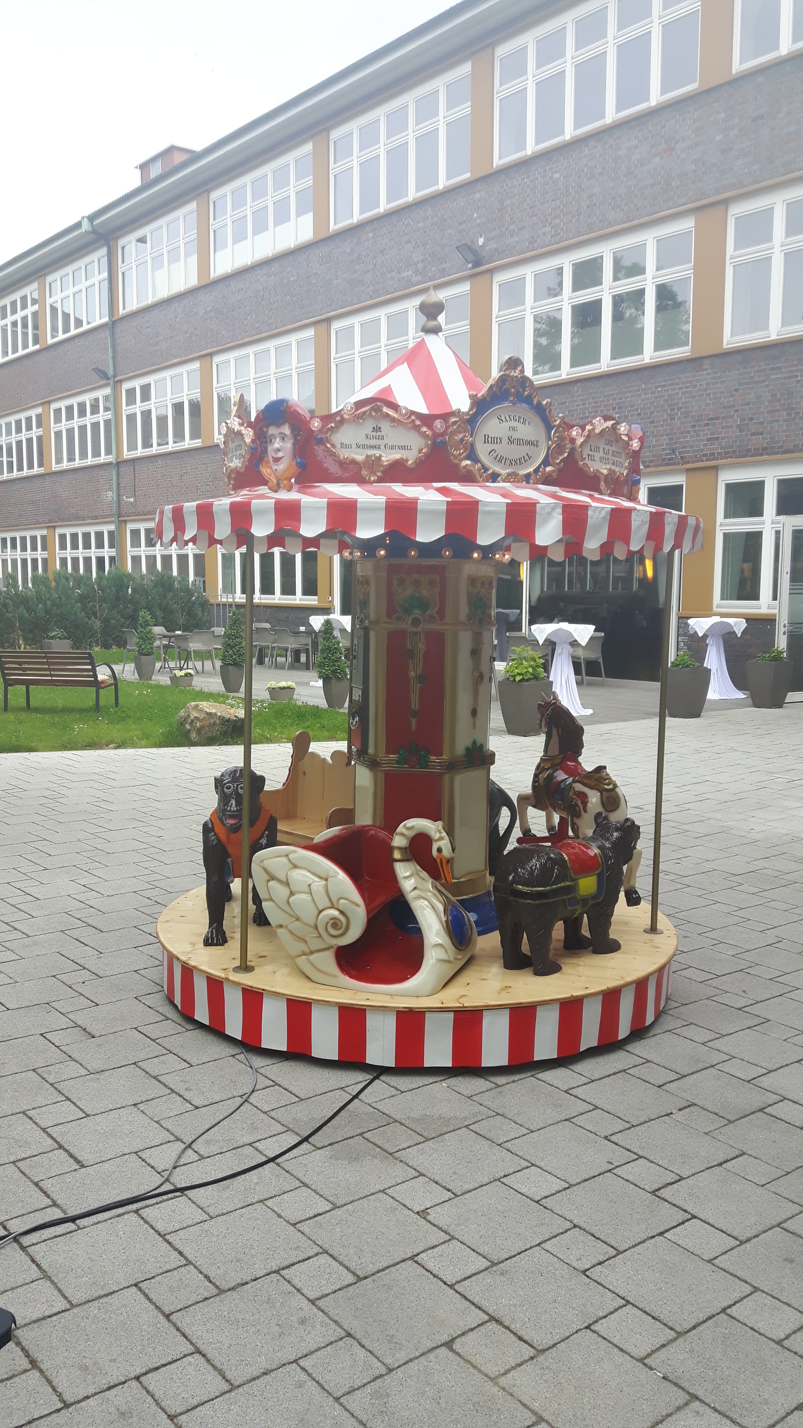 Nostalgie-Kinderkarussell mieten ~ 8 Sitzplätze mit Beleuchtung, Musik & Münzeinwurf – 2
