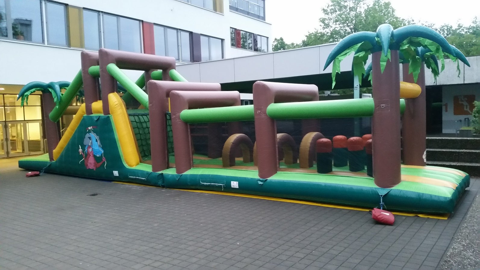 Hüpfburg Dschungelpfad mieten ~ Multiplay-Hindernisparcours für bis zu 30 Kinder