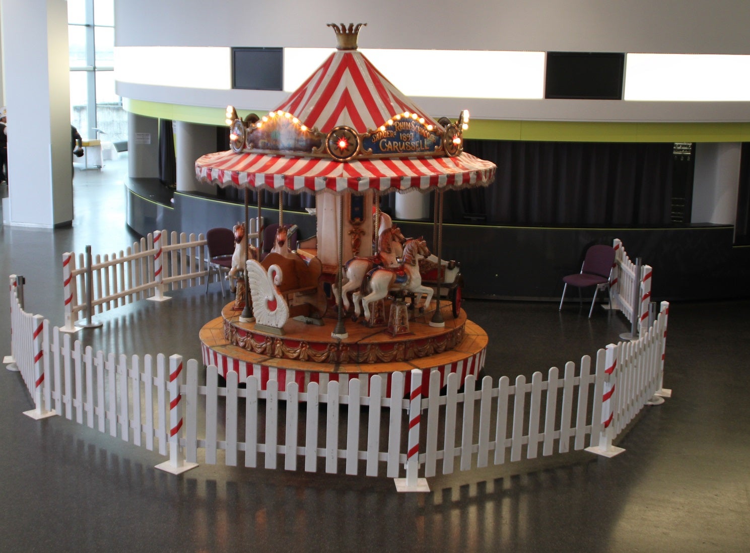 Nostalgie-Kinderkarussell mieten ~ 12 Sitzplätze (3 m Ø) mit Beleuchtung & Musik – 4