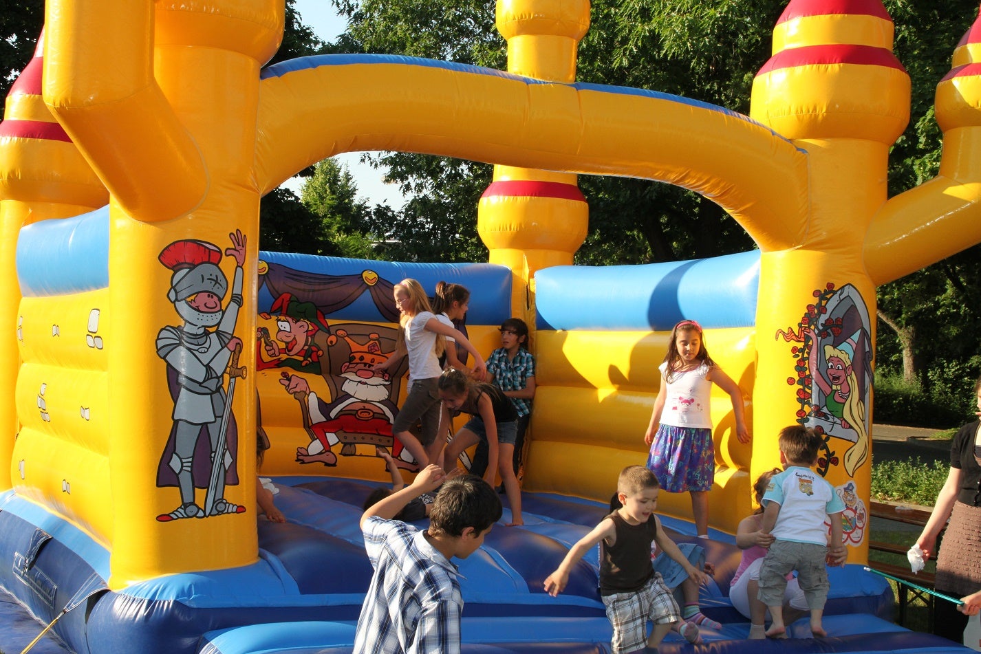 Hüpfburg Schloss mieten ~ märchenhafte Springburg für bis zu 12 Kinder – 2