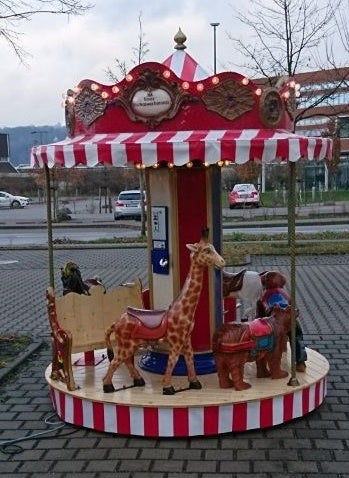 Nostalgie-Kinderkarussell mieten ~ 9 Sitzplätze mit Beleuchtung, Musik & Münzeinwurf