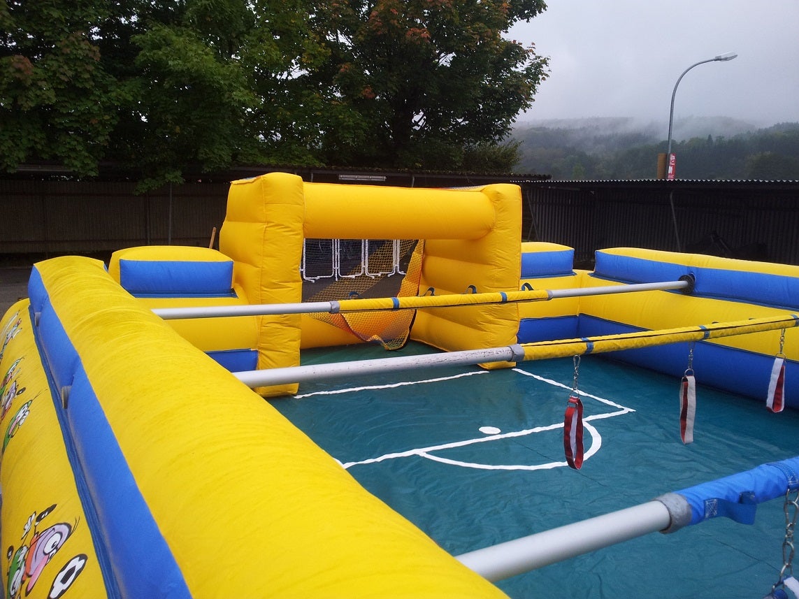 Human Table Soccer mieten ~ XXL Menschenkicker (14 x 7 m) für bis zu 14 Spieler