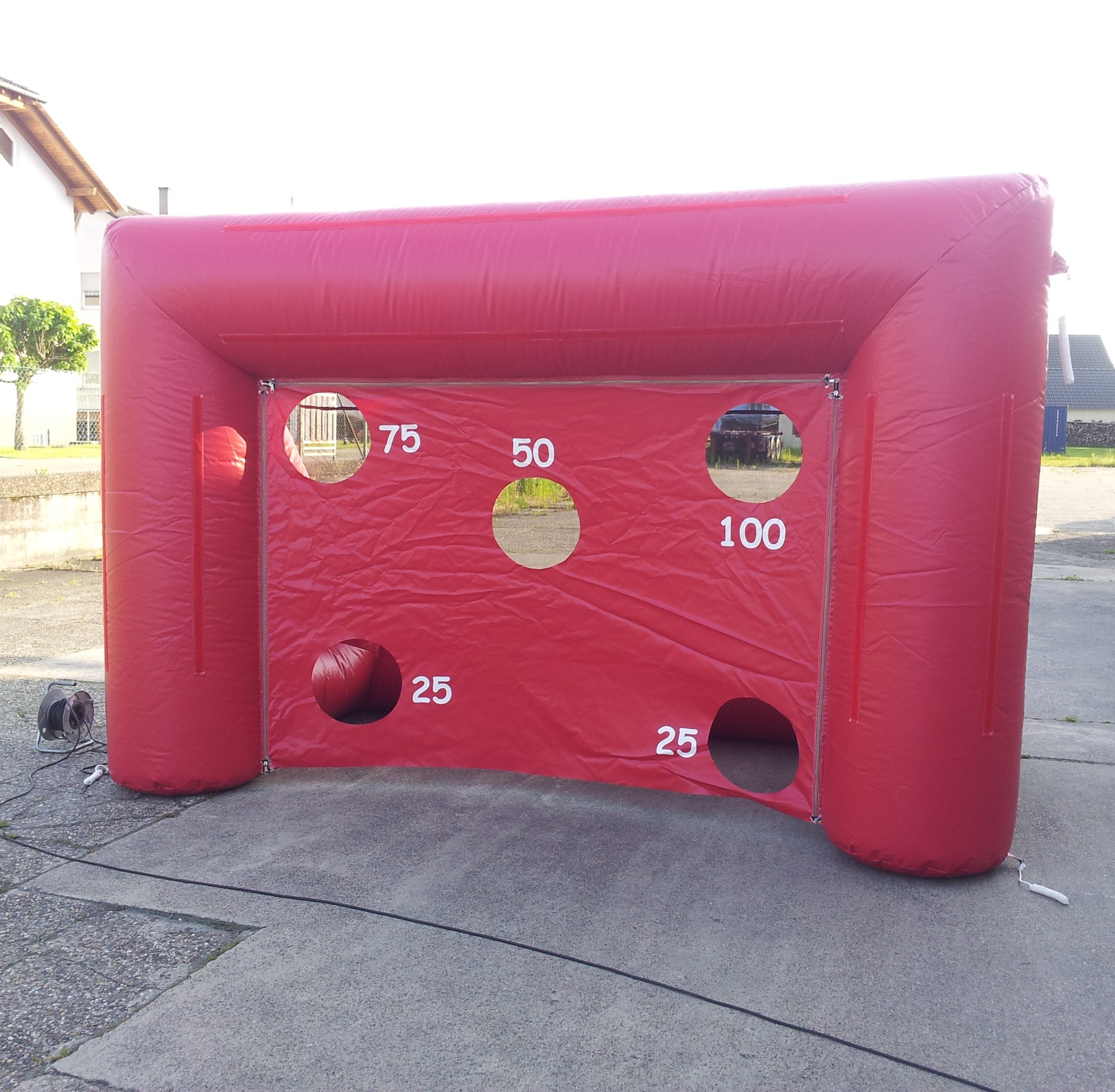 Aufblasbare Torwand mieten – 2-in-1 Torwand & Fußballtor | rot oder grün – 2