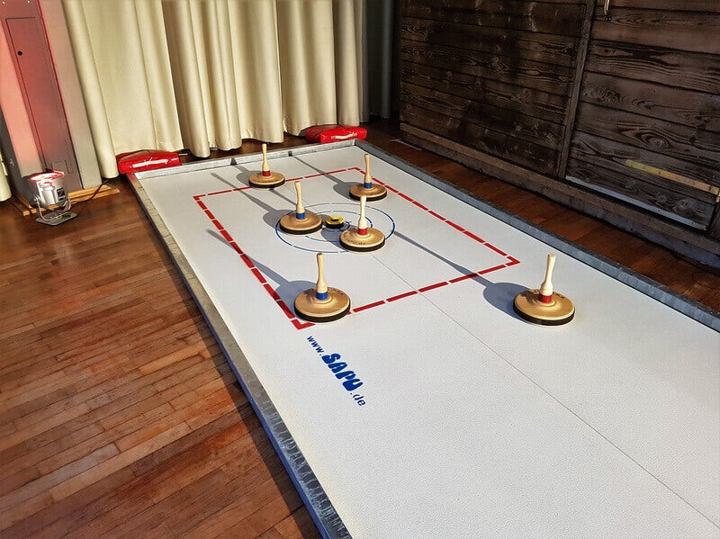 Eisstockschießen mieten – mobile Curlingbahn für jede Jahreszeit | 12 m – 3
