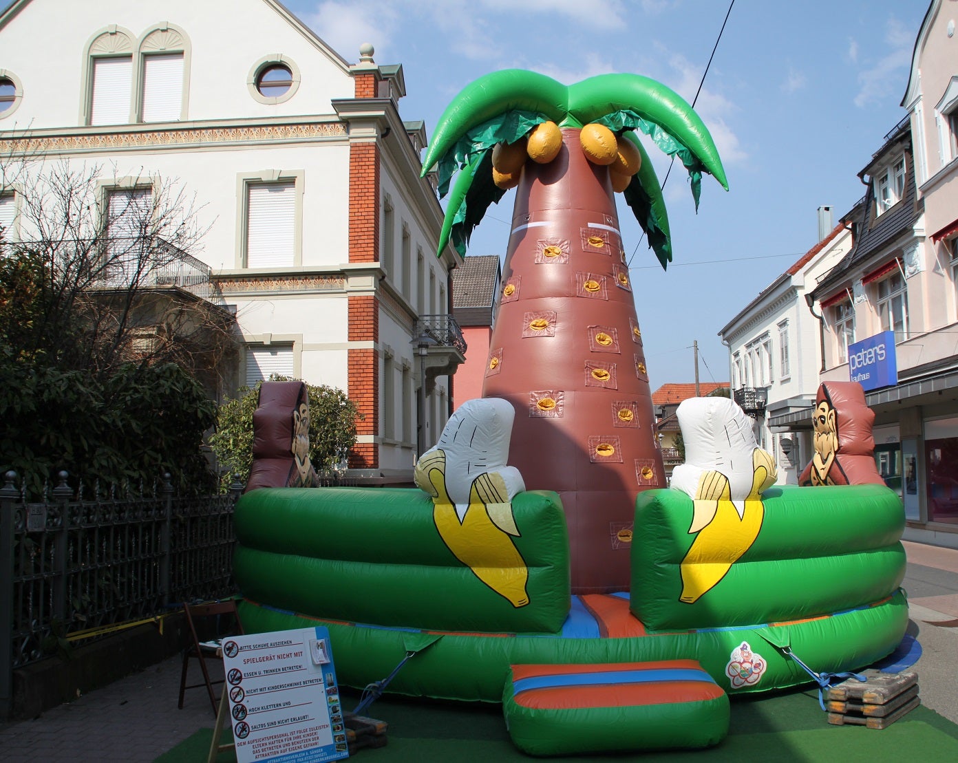 Banana-Kletterpalme mieten ~ Kletter- & Hüpfturm für 14–16 Kinder