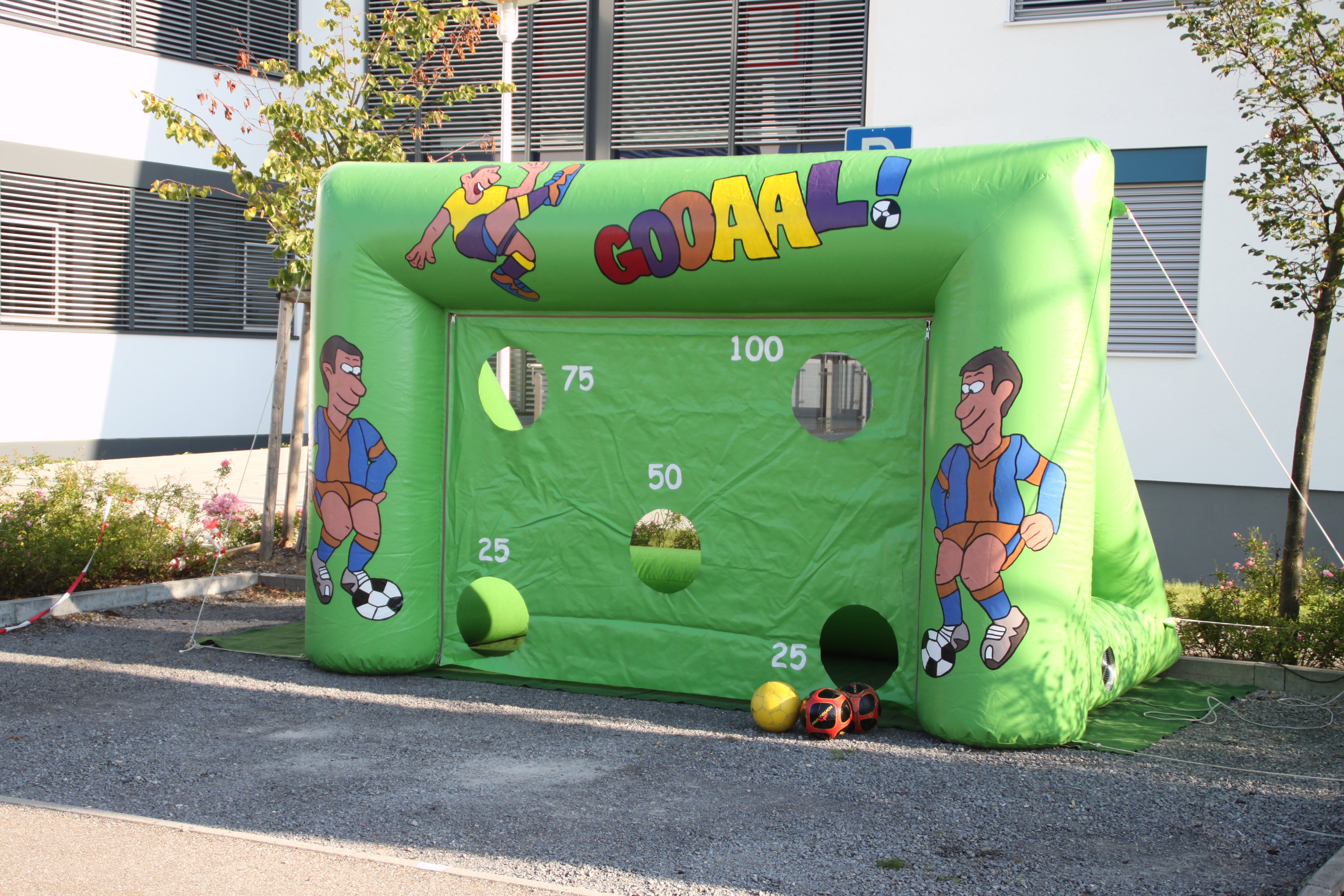 Aufblasbare Torwand mieten – 2-in-1 Torwand & Fußballtor | rot oder grün