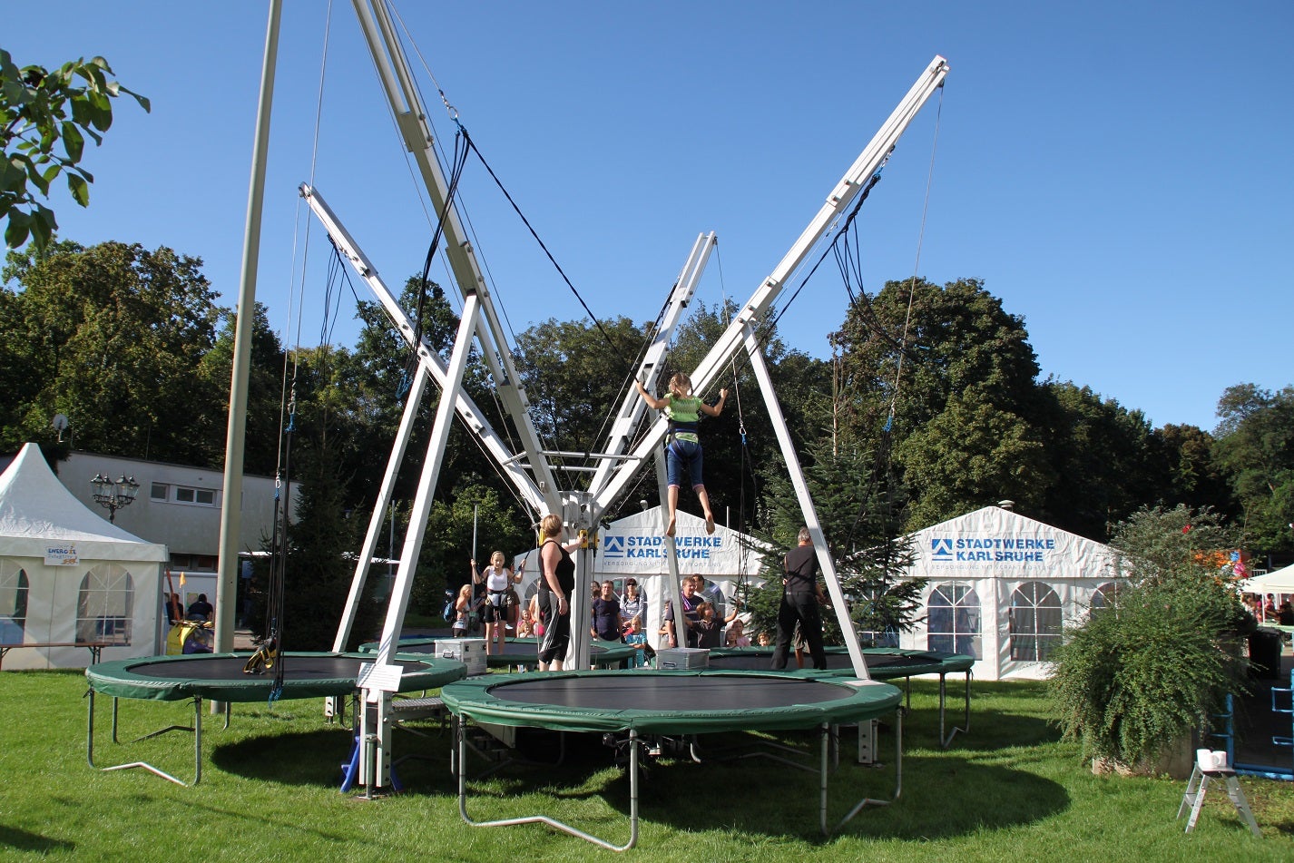 4er Bungee-Trampolin mieten – 9 m hohes Quadro-Trampolin für bis zu 4 Personen