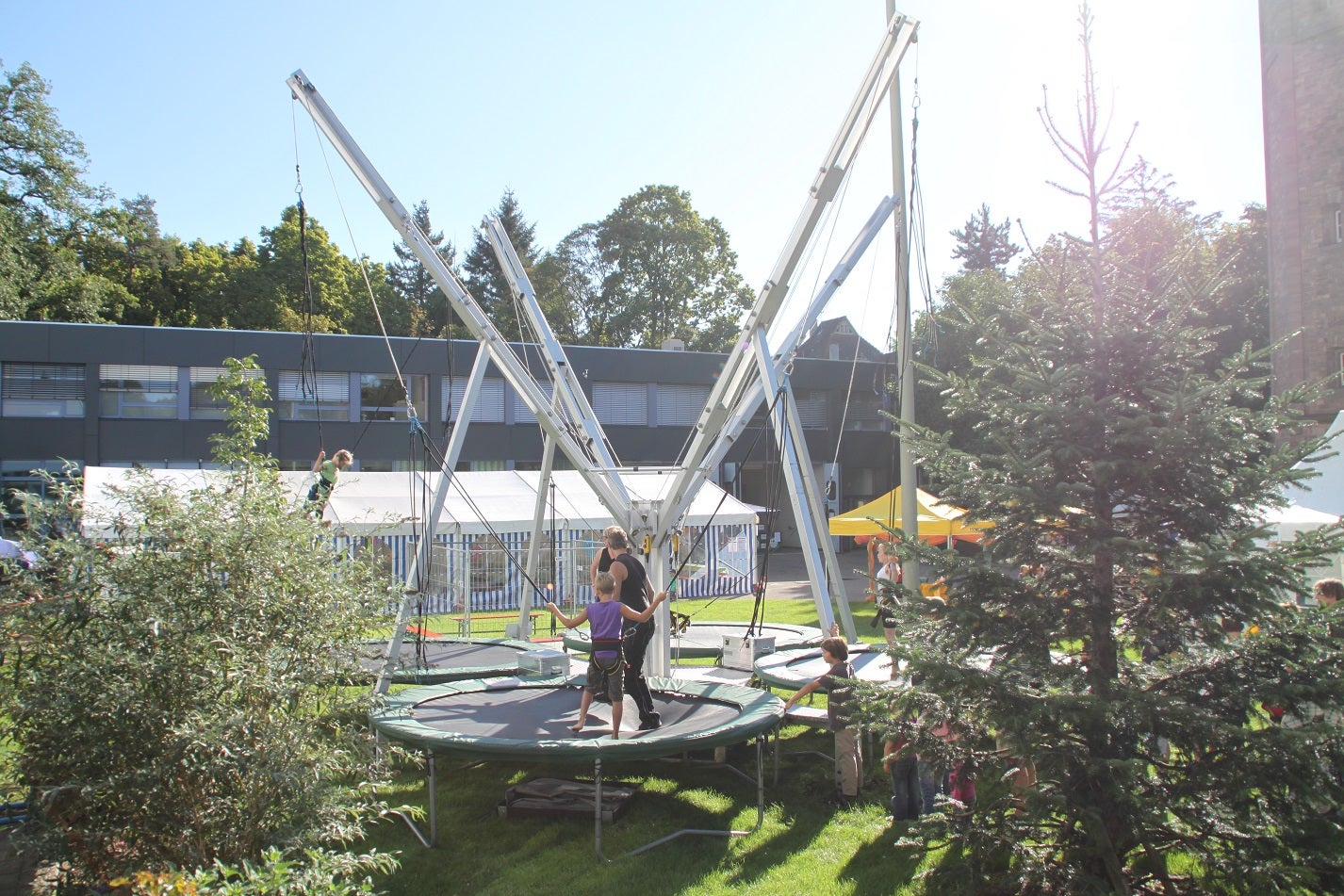 4er Bungee-Trampolin mieten – 9 m hohes Quadro-Trampolin für bis zu 4 Personen – 2