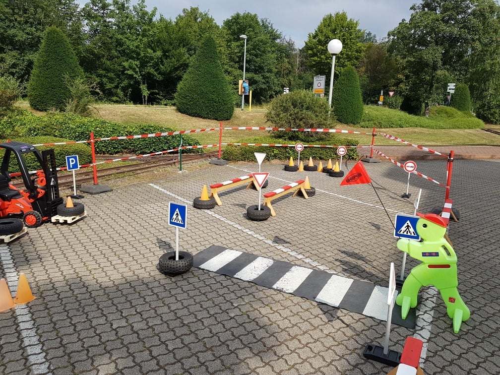 Gabelstapler-Parcours mieten ~ 3 Kinder-Gabelstapler mit Absperrung & Pylonen – 2
