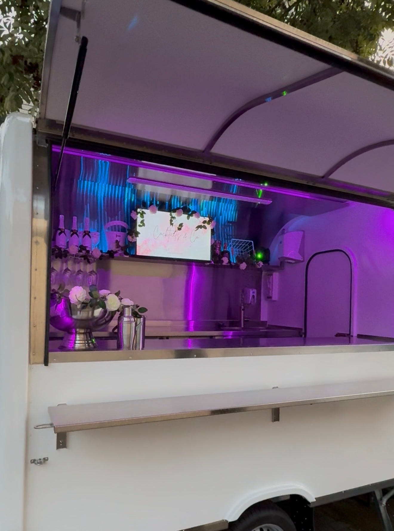 Verkaufsanhänger mieten – Premium Eventanhänger aus Edelstahl für Cocktailbar, Streetfood & mehr – 2