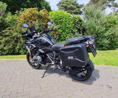 BMW R 1250 GS mieten – Triple Black, werkseitig tiefergelegt, mit Navi, Koffer & Tankrucksack (Wurster Nordseeküste) – 4