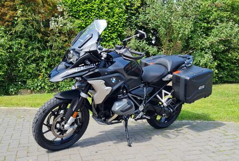 BMW R 1250 GS mieten – Triple Black, werkseitig tiefergelegt, mit Navi, Koffer & Tankrucksack (Wurster Nordseeküste)