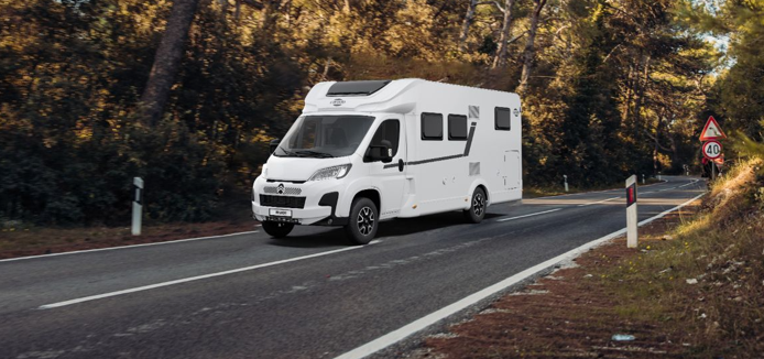 Wohnmobil mieten – Carado T 338 S Teilintegriert für bis zu 5 Personen, Sat, Markise (Wurster Nordseeküste)