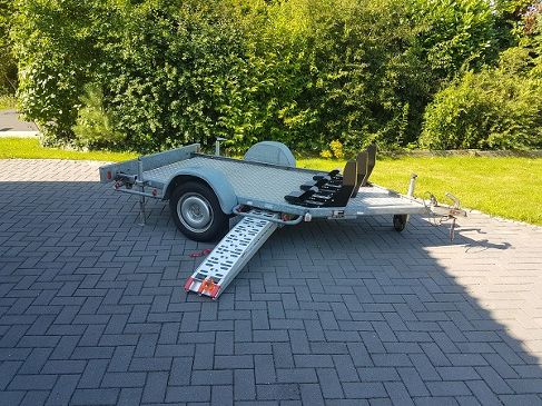 Motorradanhänger mieten – Motorradtransporter für 1 oder 2 Motorräder, 100 km/h (Wurster Nordseeküste)