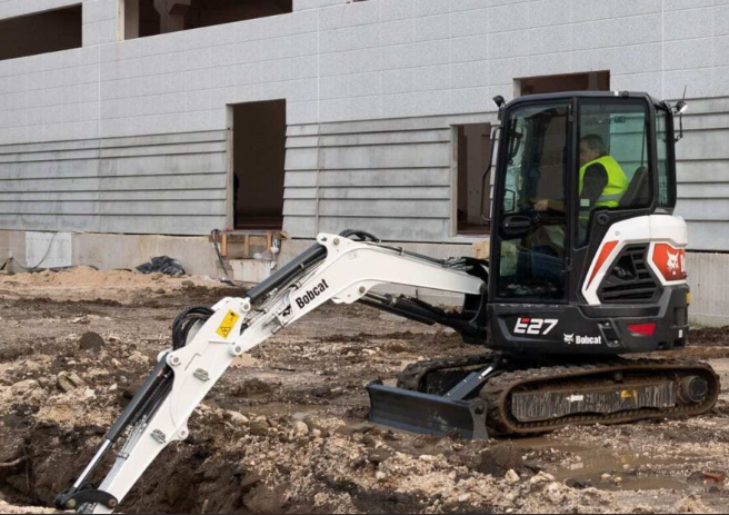 Bobcat E27 Minibagger mieten – 2,7 t, Powertilt, ab 105 € netto/Tag – 3