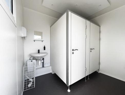 Event-Sanitärcontainer mieten | WC Damen/Herren für Messe & Veranstaltung 20 Fuß – 2