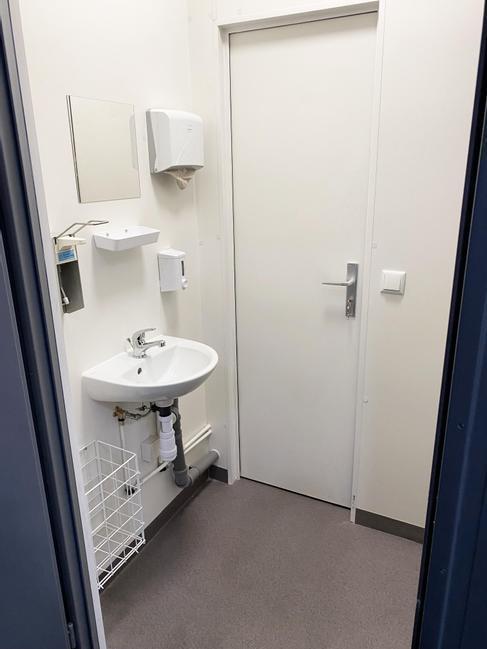 Sanitärcontainer mieten | Toilettencontainer Damen/Herren/Unisex 20 Fuß – 3