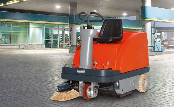 Kehrsaugmaschine mieten – Hako Aufsitzkehrmaschine bis 5.800 m²/h
