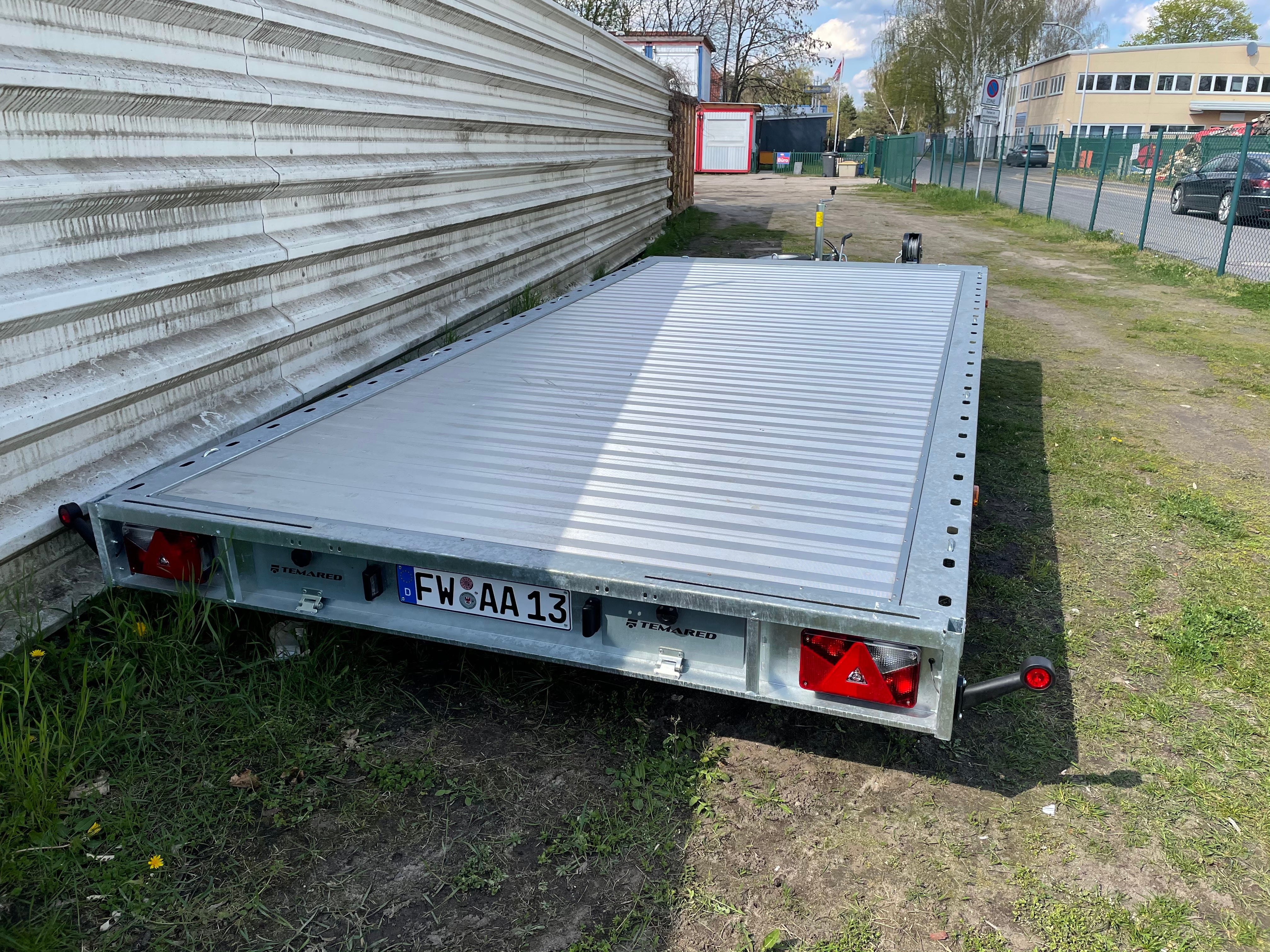 Autotransporter 3t mieten – 4,5m x 2,15m Plattform für Auto, Motorrad & Quad