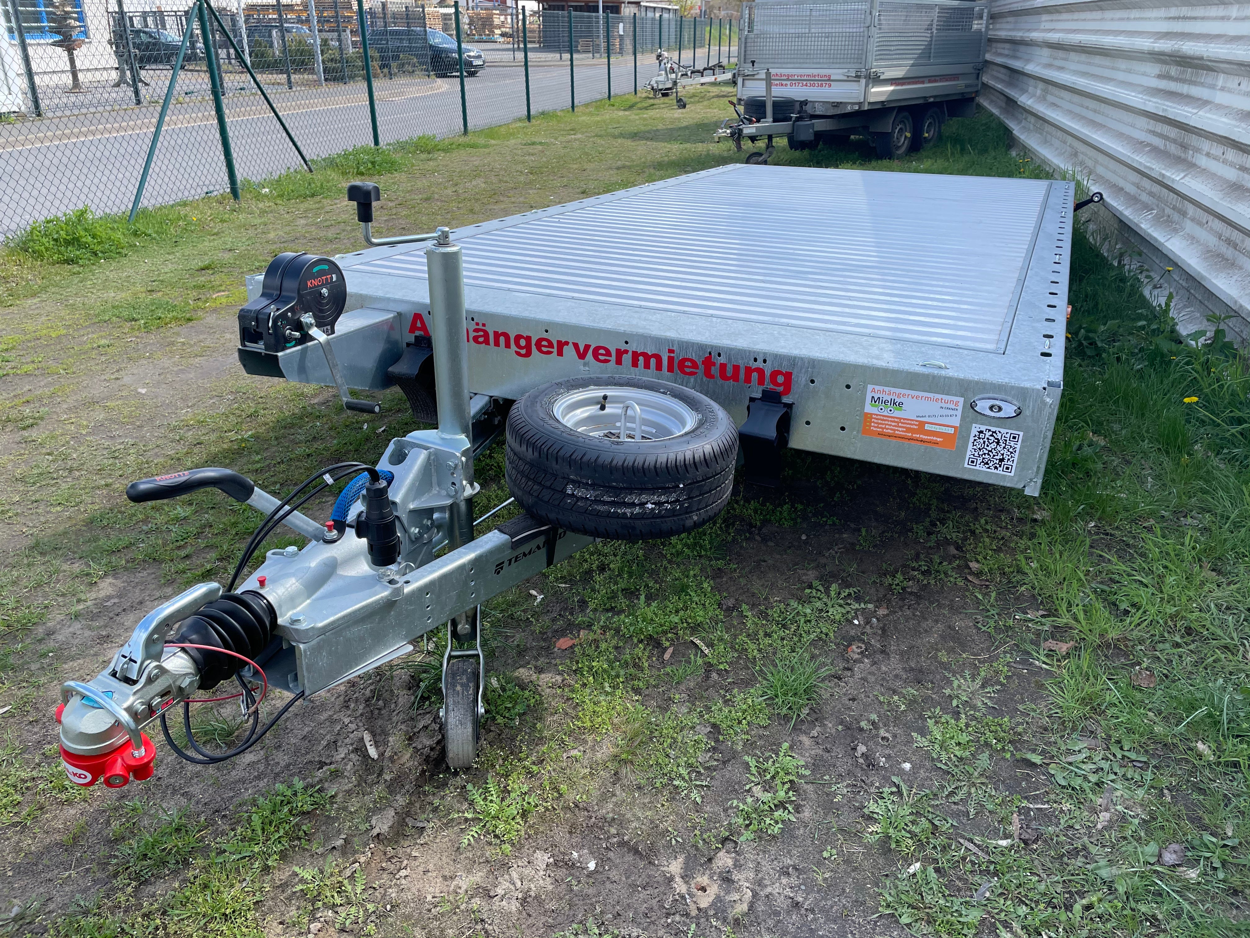 Autotransporter 3t mieten – 4,5m x 2,15m Plattform für Auto, Motorrad & Quad – 4