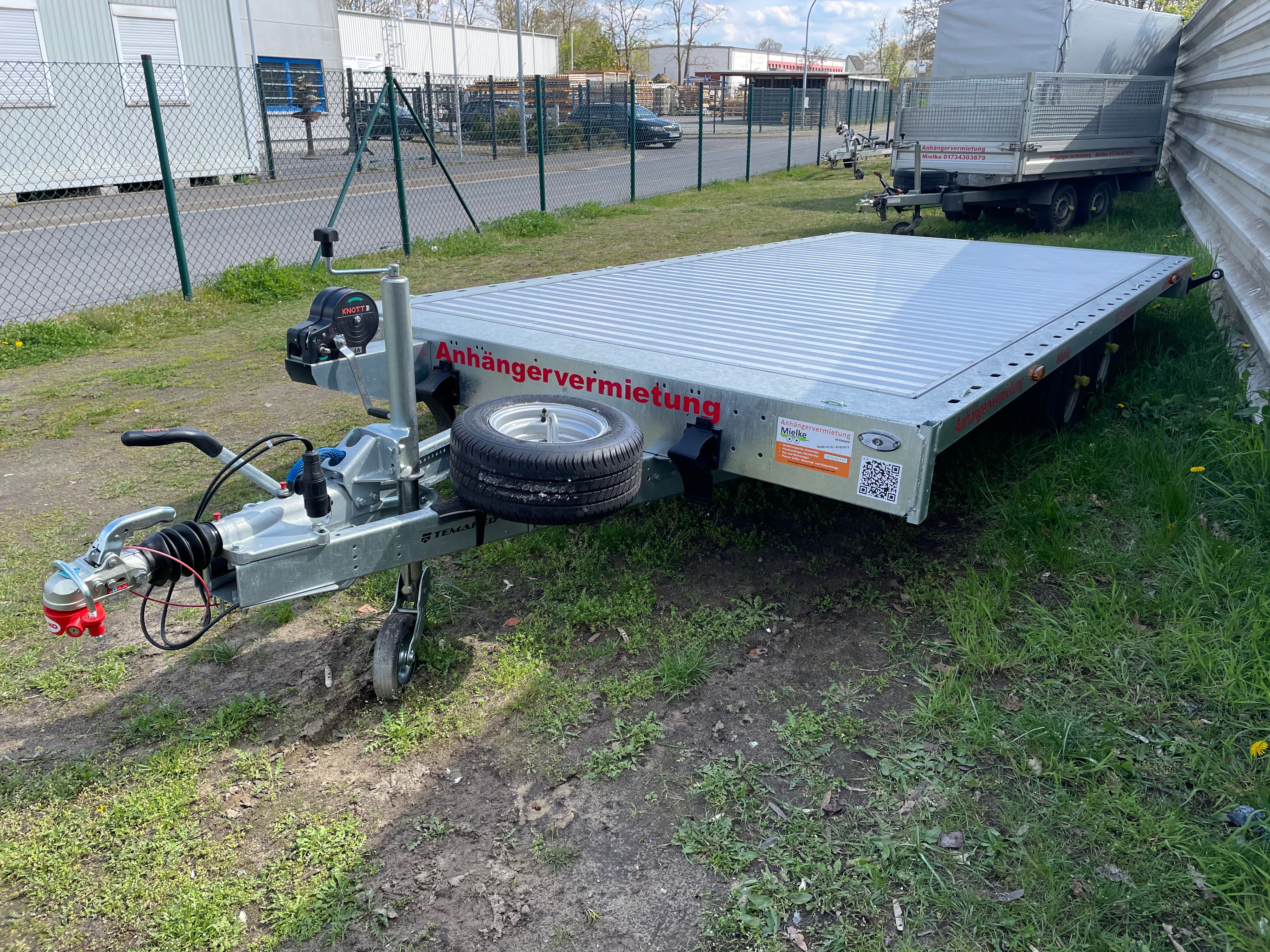 Autotransporter 3t mieten – 4,5m x 2,15m Plattform für Auto, Motorrad & Quad – 3