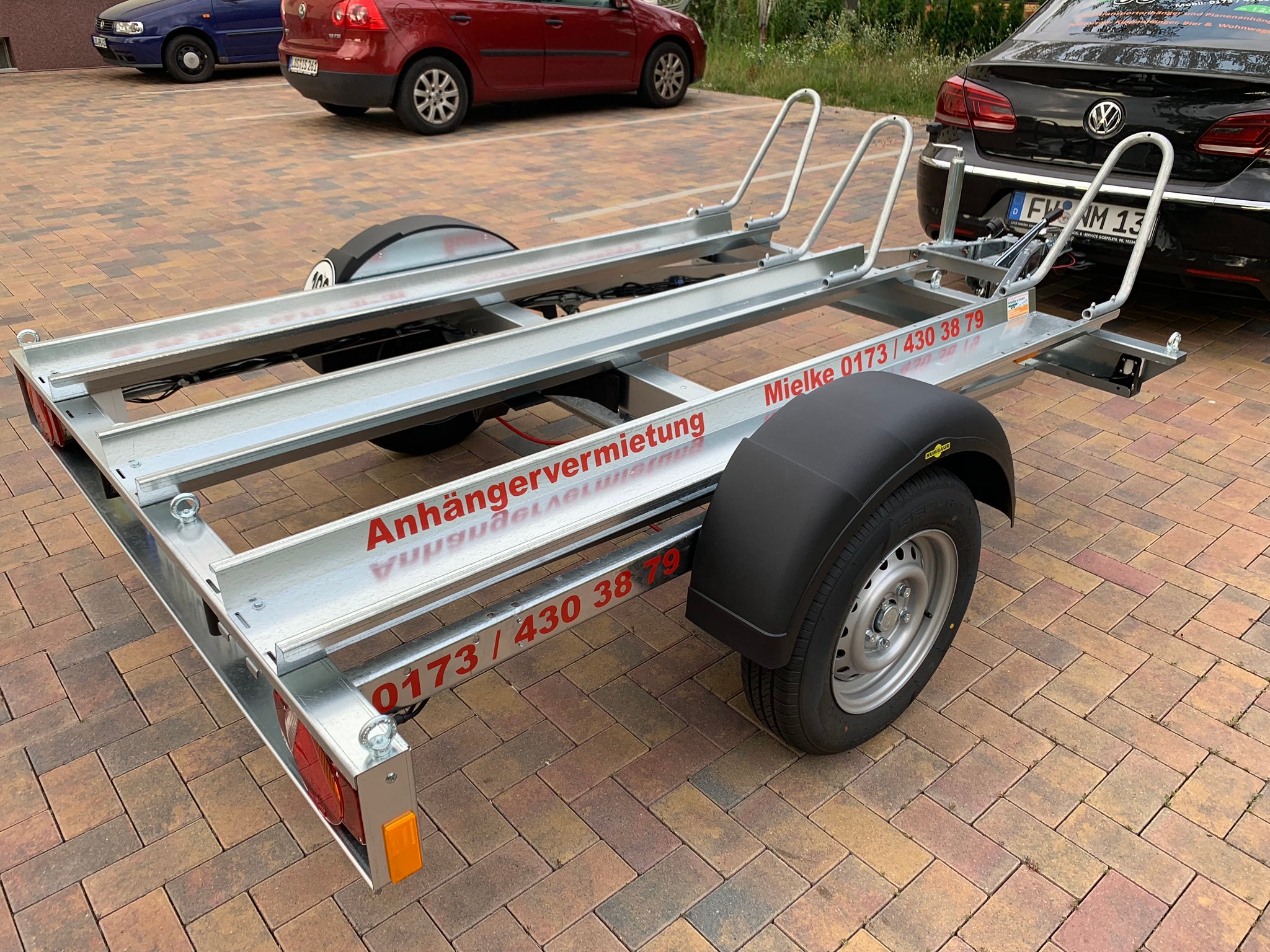 Motorradanhänger 1000 kg mieten – gebremst für bis zu 3 Motorräder, 100 km/h