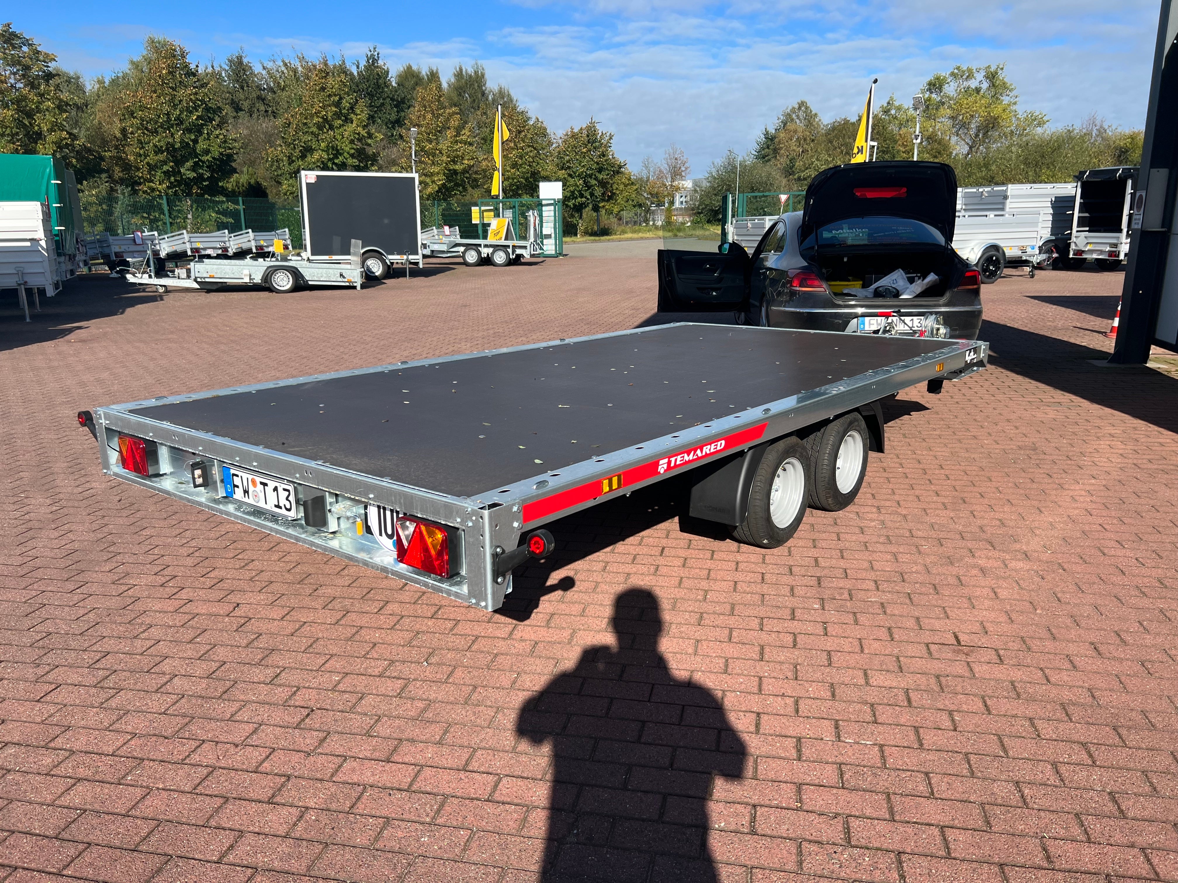 Autotransporter 2,7t mieten – 4m Plattformanhänger für Auto, Motorrad & Quad – 3