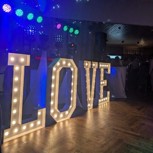 LOVE Leuchtbuchstaben & Leuchtzahlen mieten – XXL für Hochzeit & Party