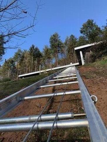 Hanglift mieten – GEDA Geländelift / Lastenaufzug für steile Grundstücke