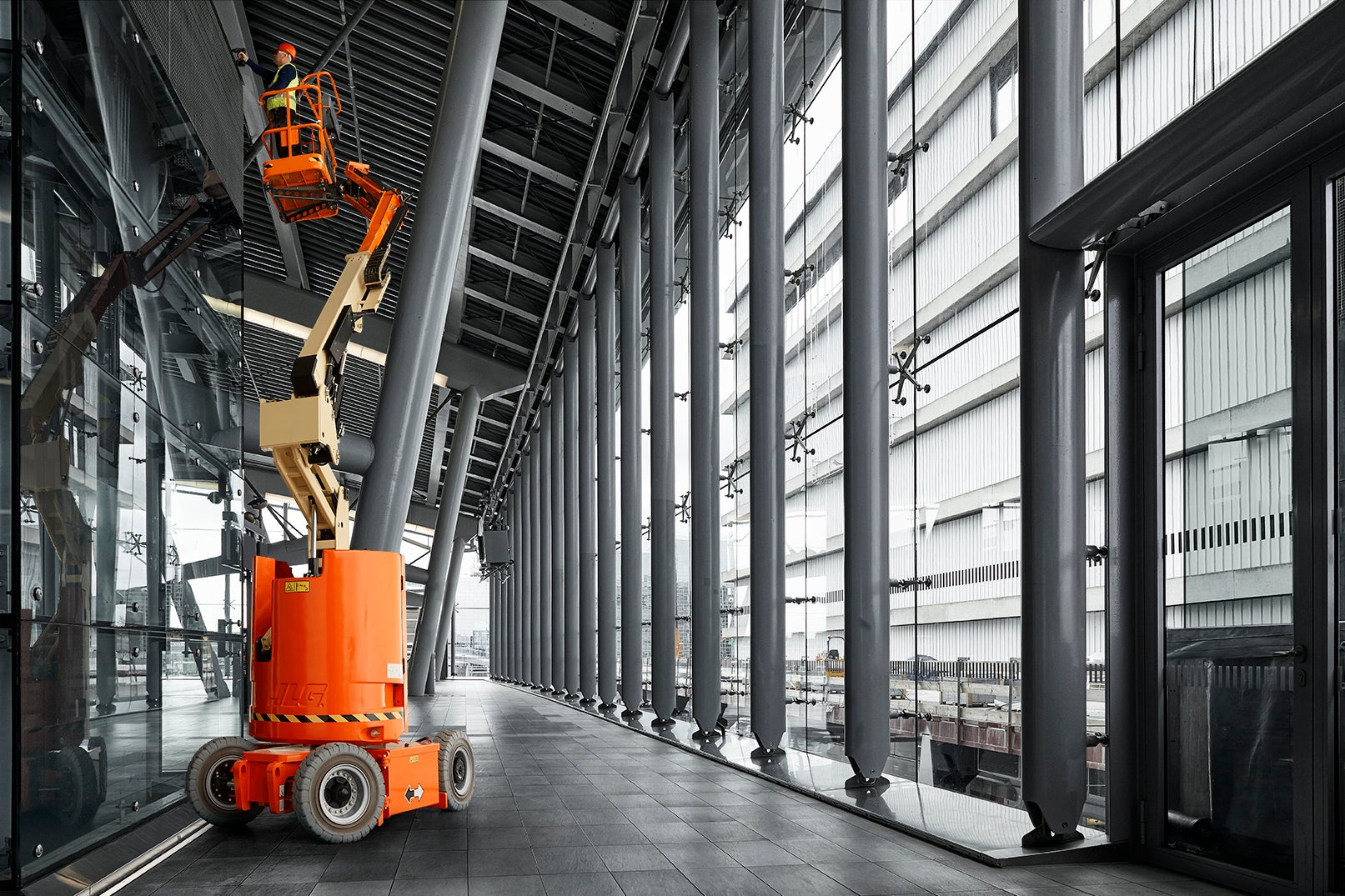 Gelenkteleskoparbeitsbühne mieten - Elektro 11 m, JLG E300 AJP, schmal – 2
