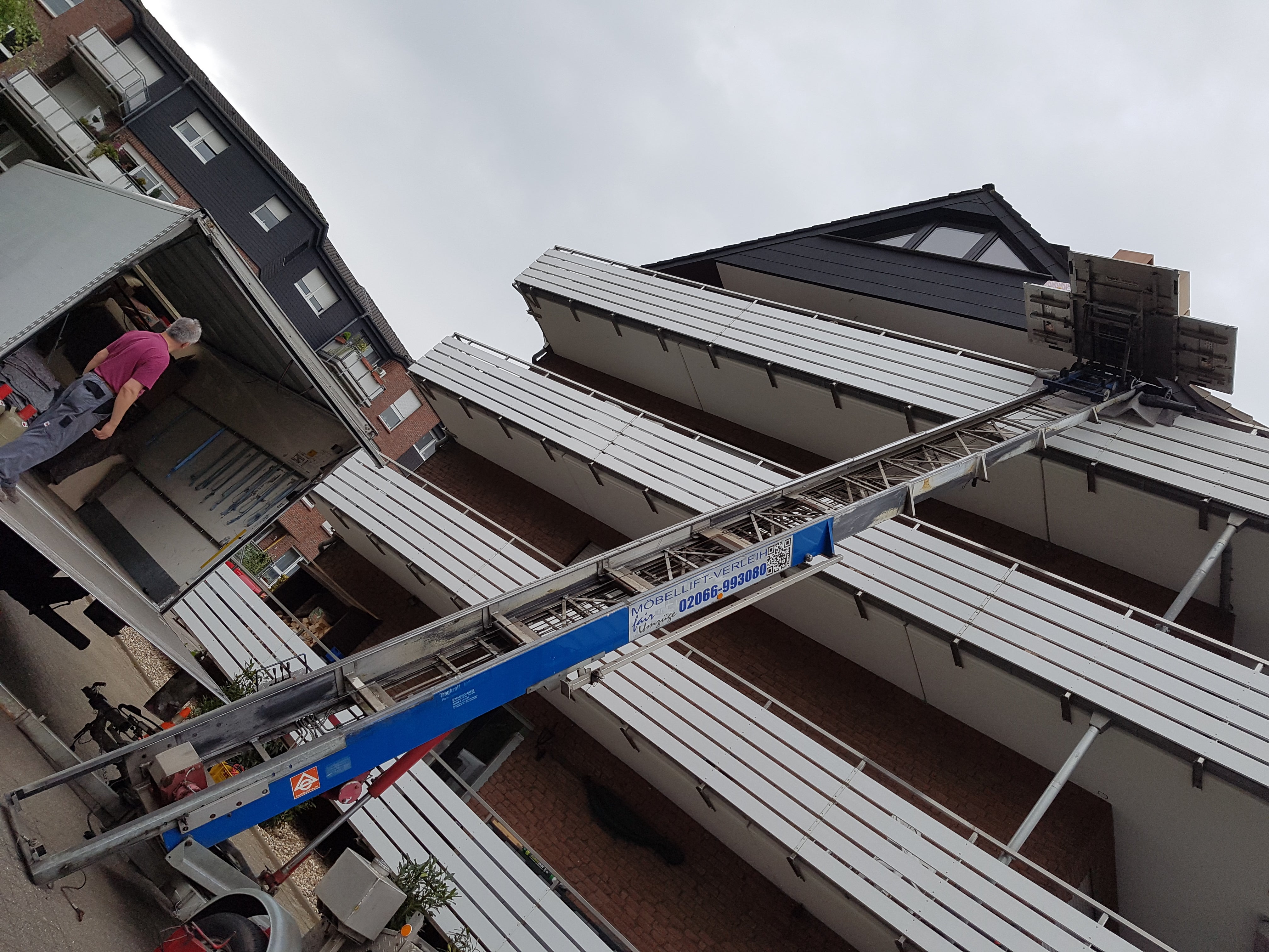 Möbelaufzug mieten – Schrägaufzug, Umzugslift & Dachdeckerlift bis 25 m, ab 80 € – 3