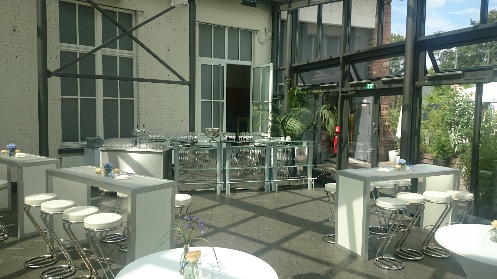 Bar & Tresen mieten – Outdoor-Bar, überdachte Bar, LED-Barmodule, Buffettische – 3