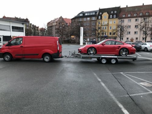 Autotransporter Plattformanhänger mieten – 2700 kg mit Seilwinde & langen Auffahrrampen – 2