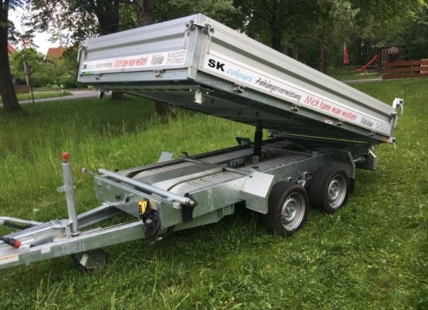 Dreiseitenkipper Anhänger mieten – Humbaur 3500 kg mit E-Pumpe & Auffahrrampen | Baumaschinentransporter – 3