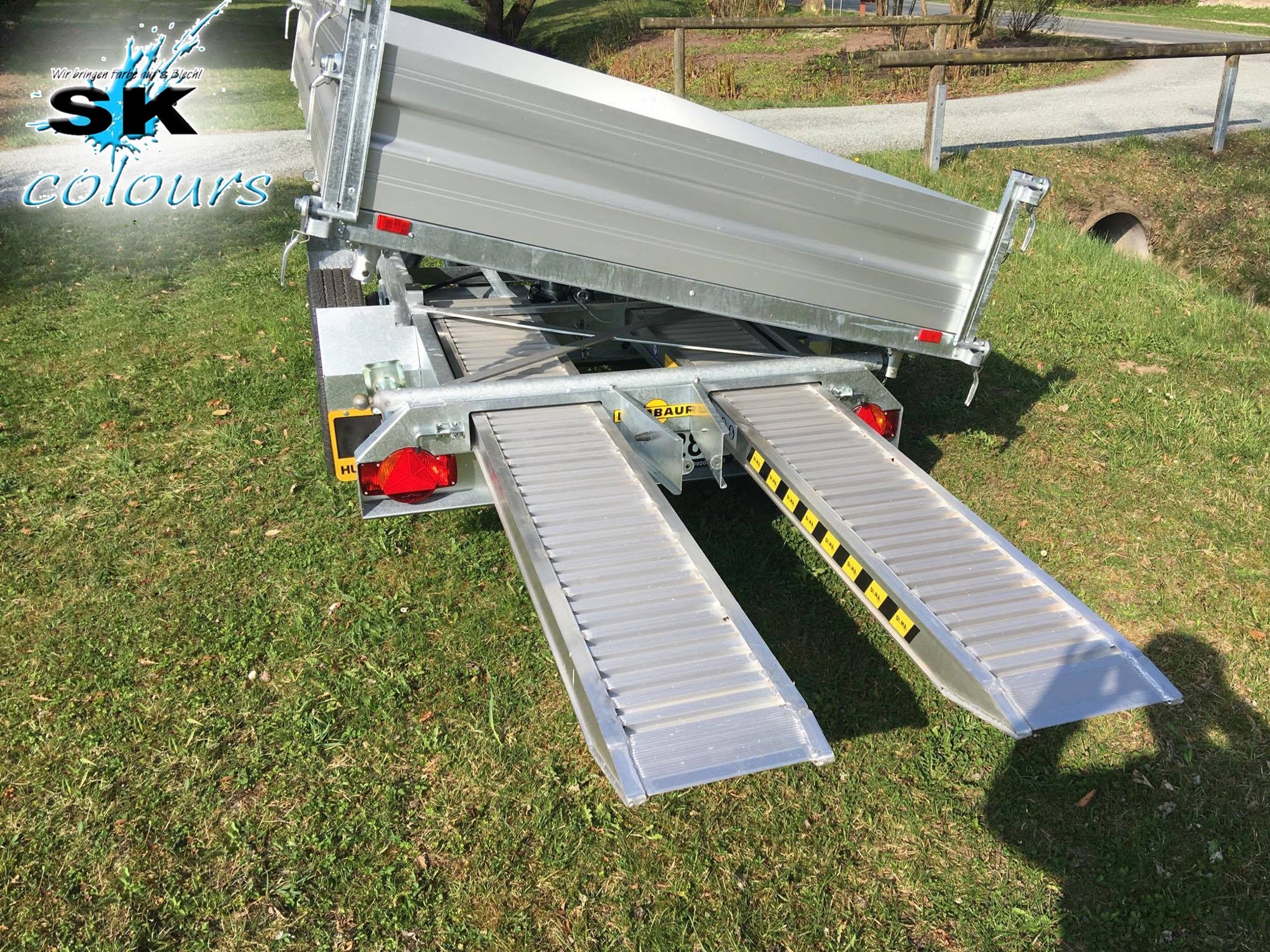 Dreiseitenkipper Anhänger mieten – Humbaur 3500 kg mit E-Pumpe & Auffahrrampen | Baumaschinentransporter